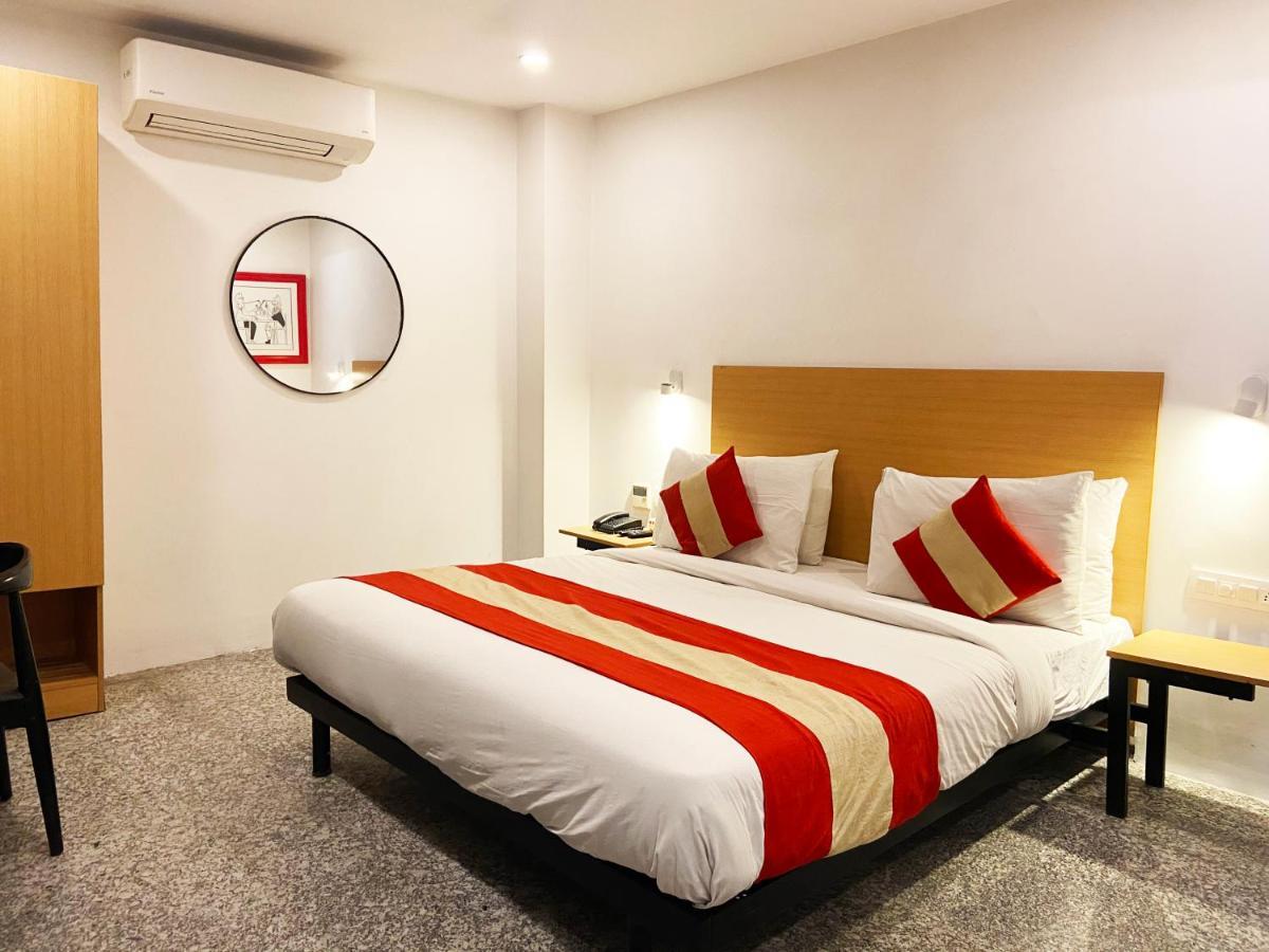 Hotel Golden Saffron By Qotel-Punjabi Bagh Yeni Delhi Dış mekan fotoğraf