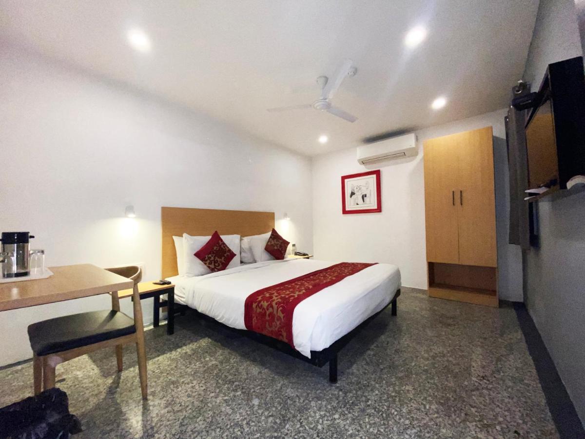 Hotel Golden Saffron By Qotel-Punjabi Bagh Yeni Delhi Dış mekan fotoğraf