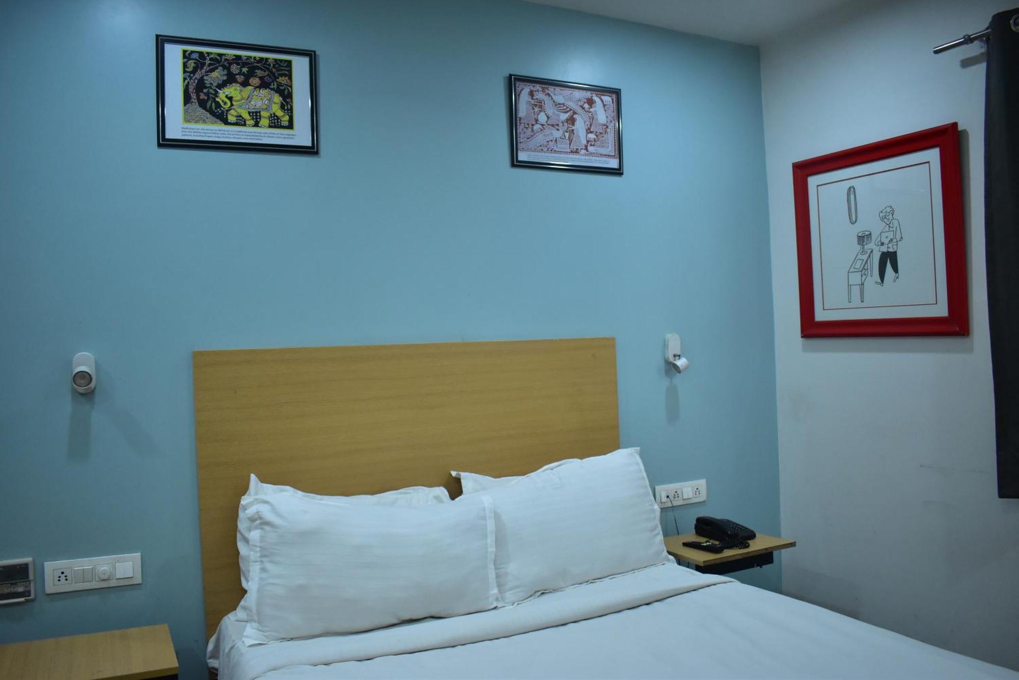 Hotel Golden Saffron By Qotel-Punjabi Bagh Yeni Delhi Dış mekan fotoğraf