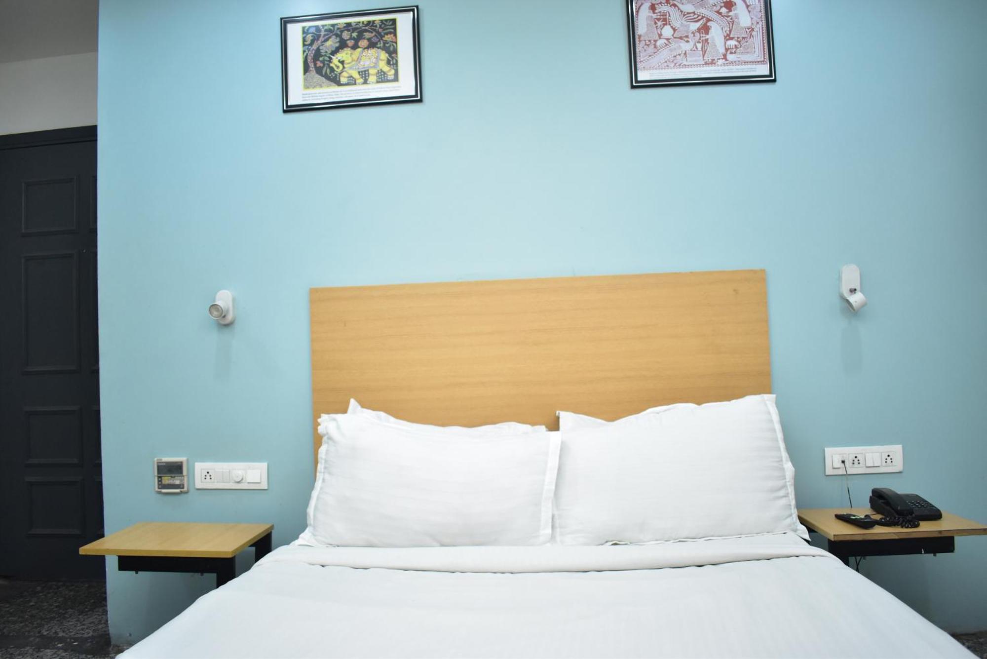 Hotel Golden Saffron By Qotel-Punjabi Bagh Yeni Delhi Dış mekan fotoğraf