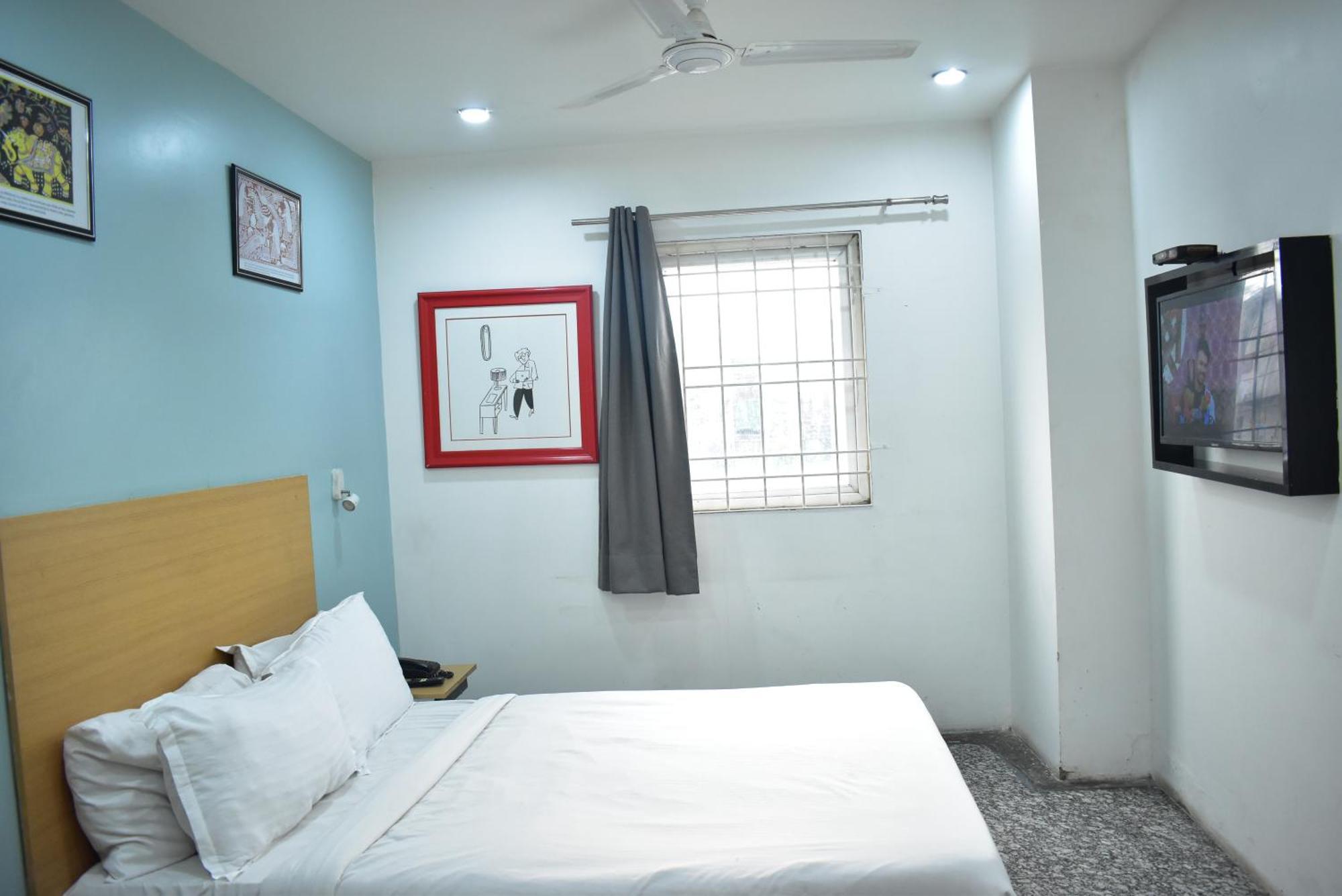 Hotel Golden Saffron By Qotel-Punjabi Bagh Yeni Delhi Dış mekan fotoğraf