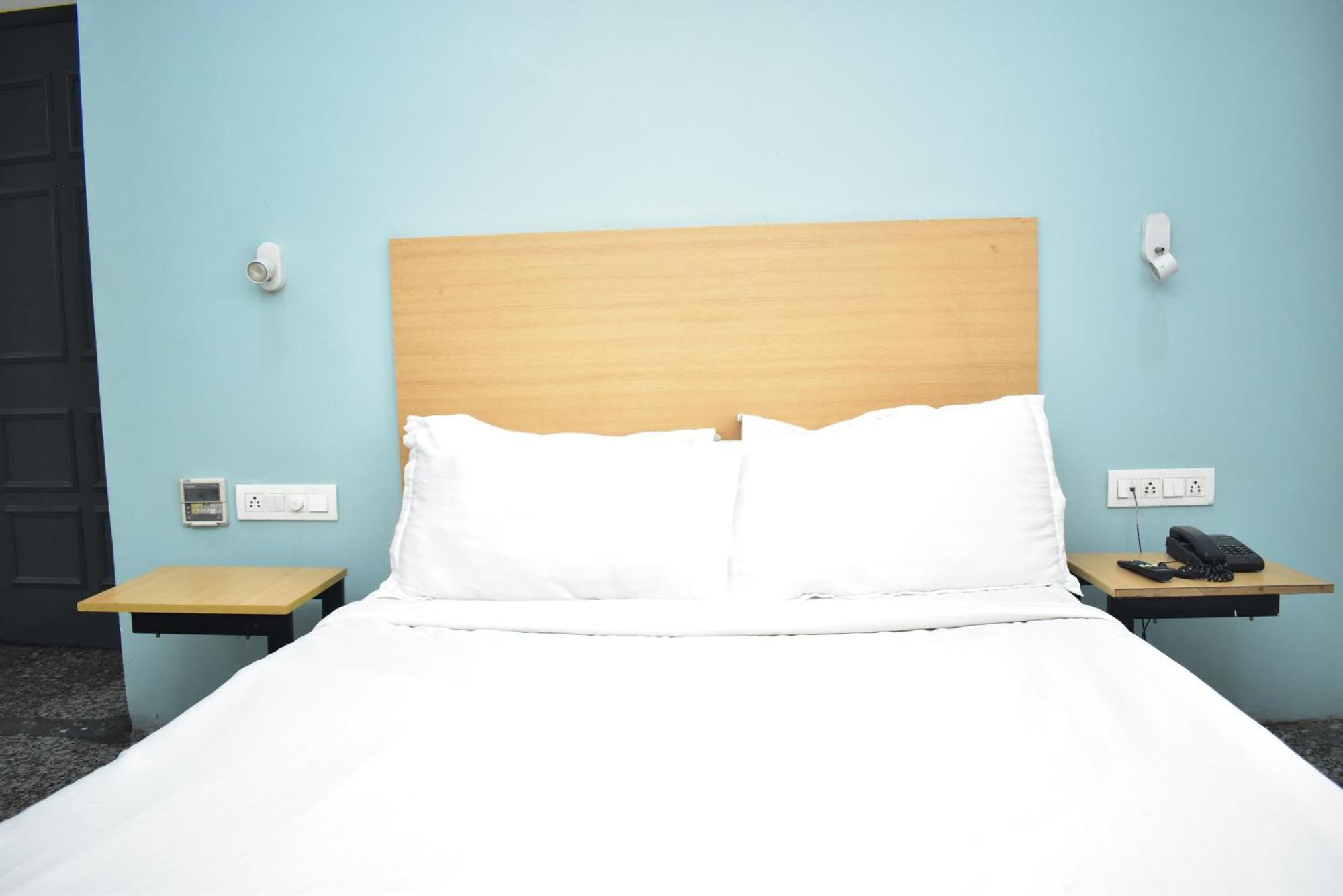 Hotel Golden Saffron By Qotel-Punjabi Bagh Yeni Delhi Dış mekan fotoğraf
