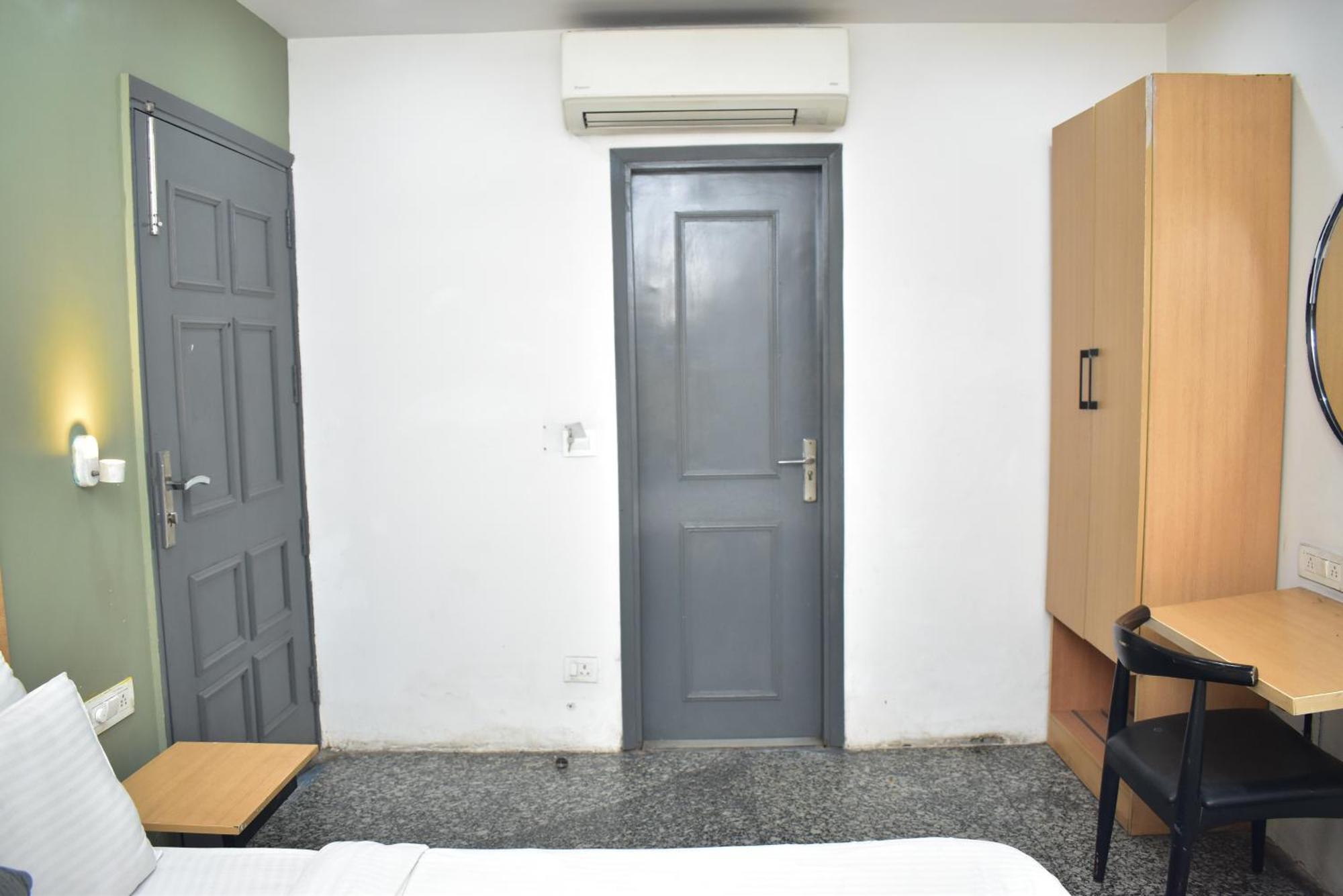 Hotel Golden Saffron By Qotel-Punjabi Bagh Yeni Delhi Dış mekan fotoğraf