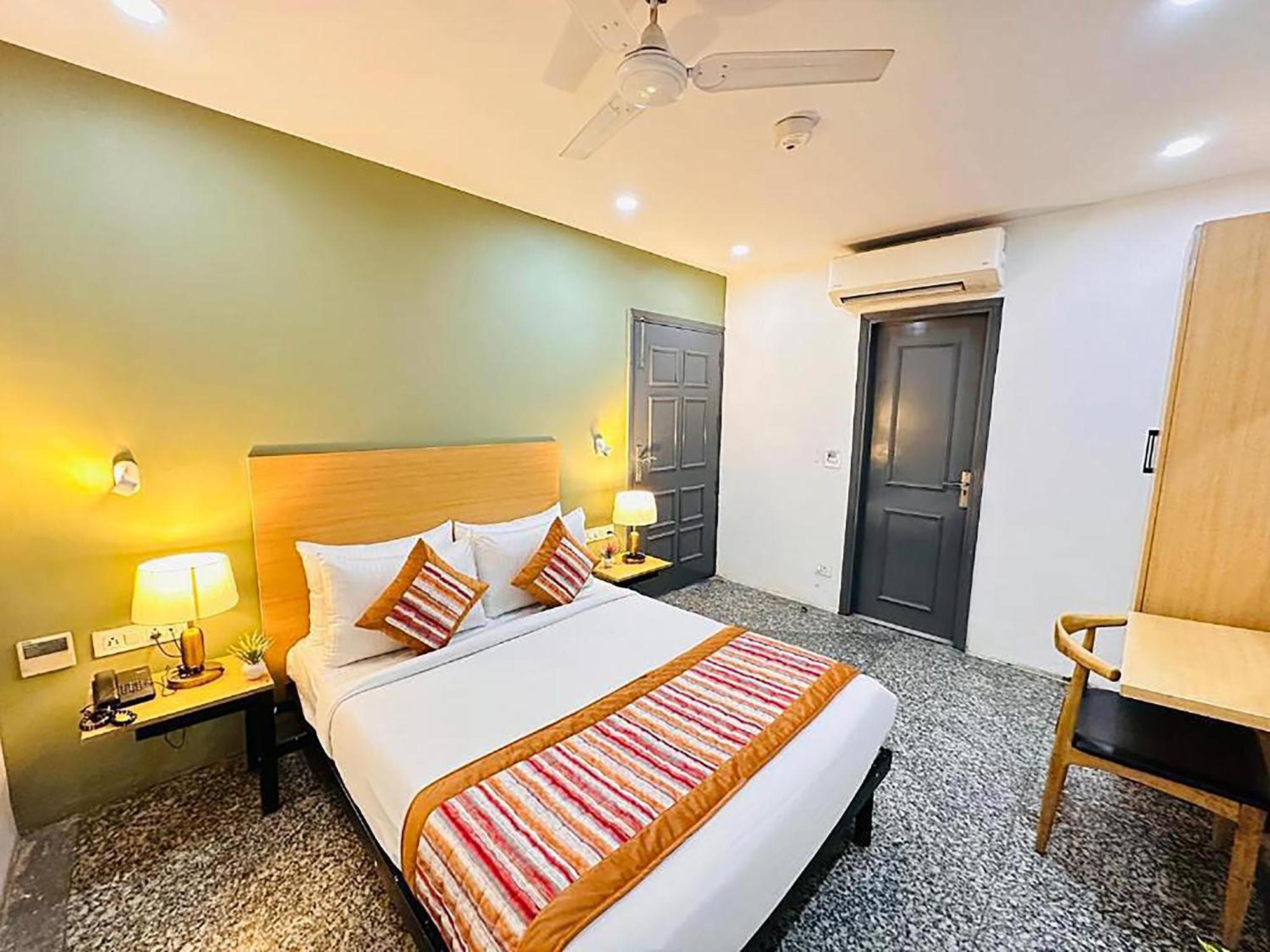 Hotel Golden Saffron By Qotel-Punjabi Bagh Yeni Delhi Dış mekan fotoğraf