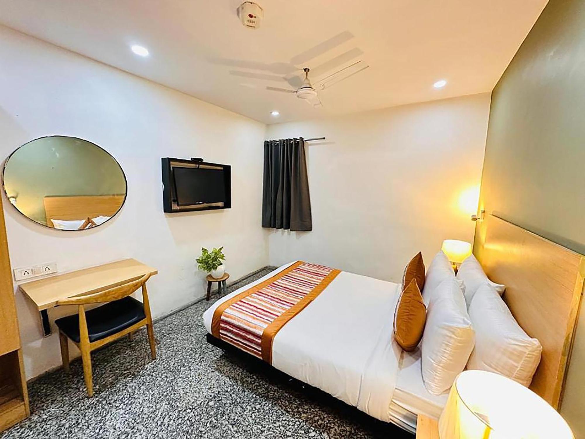 Hotel Golden Saffron By Qotel-Punjabi Bagh Yeni Delhi Dış mekan fotoğraf