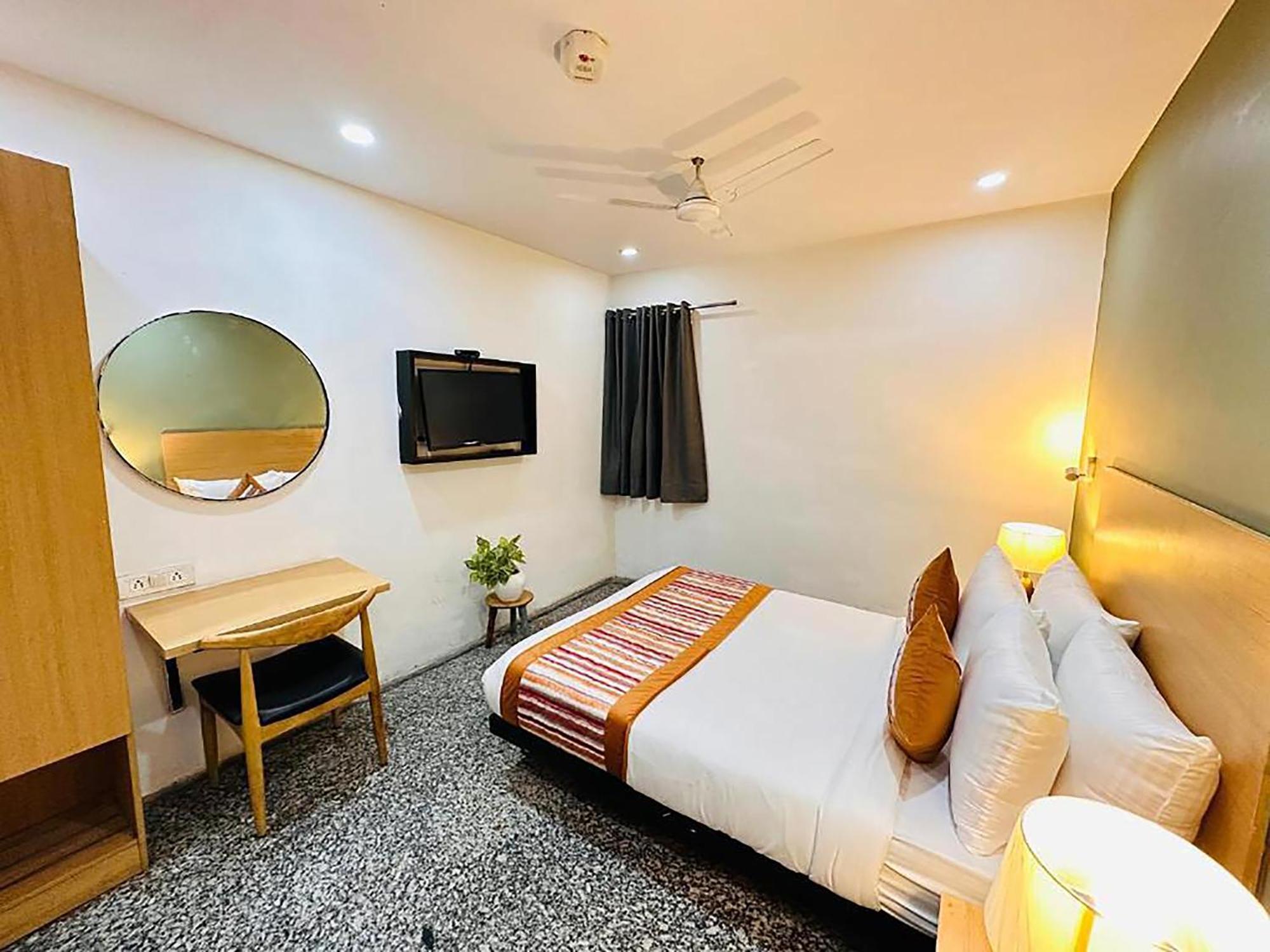 Hotel Golden Saffron By Qotel-Punjabi Bagh Yeni Delhi Dış mekan fotoğraf